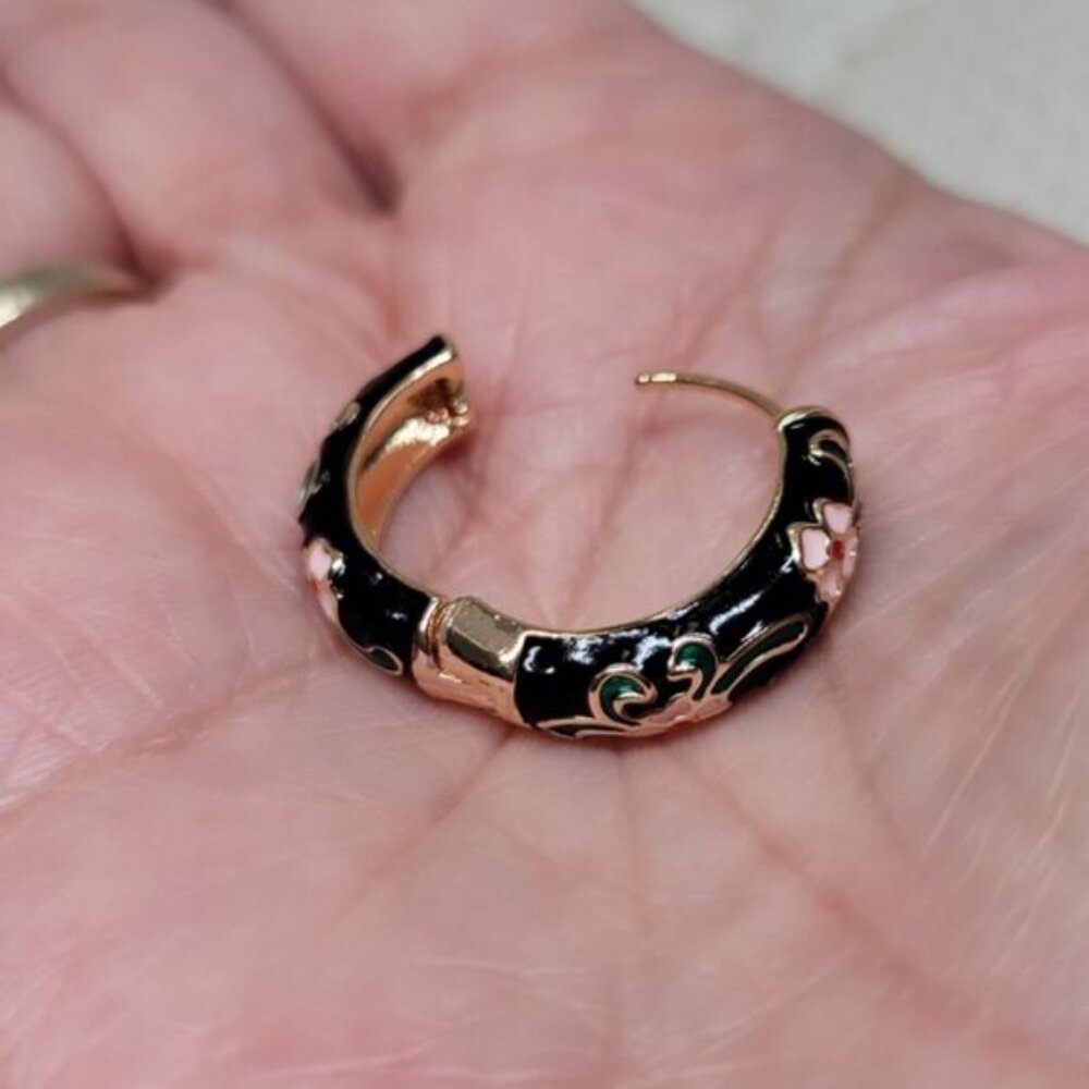 CCO Floral Huggie Hoop Earrings Enamel Stainless Steel Posts Black Pink OS New - Picture 9 of 12